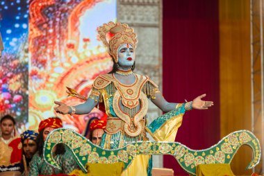 Gaziabad, Uttar Pradesh, Hindistan - 03 Ekim 2024: Hintli sanatçıların portresi Ramlila 'da ramayana adlı Hintli kutsal kitap karakterlerini canlandırıyor..   