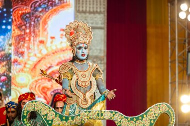 Gaziabad, Uttar Pradesh, Hindistan - 03 Ekim 2024: Hintli sanatçıların portresi Ramlila 'da ramayana adlı Hintli kutsal kitap karakterlerini canlandırıyor..   