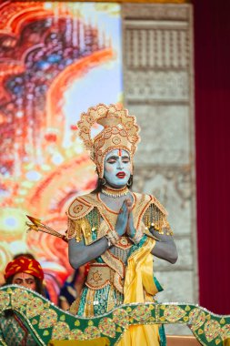 Gaziabad, Uttar Pradesh, Hindistan - 03 Ekim 2024: Hintli sanatçıların portresi Ramlila 'da ramayana adlı Hintli kutsal kitap karakterlerini canlandırıyor..   