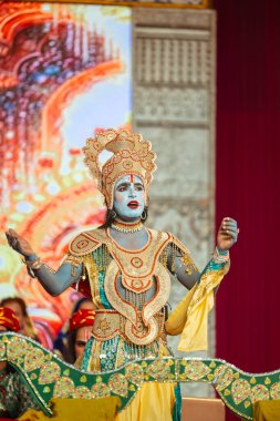 Gaziabad, Uttar Pradesh, Hindistan - 03 Ekim 2024: Hintli sanatçıların portresi Ramlila 'da ramayana adlı Hintli kutsal kitap karakterlerini canlandırıyor..   