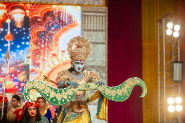 Gaziabad, Uttar Pradesh, Hindistan - 03 Ekim 2024: Hintli sanatçıların portresi Ramlila 'da ramayana adlı Hintli kutsal kitap karakterlerini canlandırıyor..   