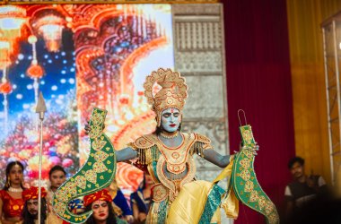 Gaziabad, Uttar Pradesh, Hindistan - 03 Ekim 2024: Hintli sanatçıların portresi Ramlila 'da ramayana adlı Hintli kutsal kitap karakterlerini canlandırıyor..   