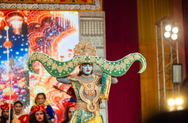 Gaziabad, Uttar Pradesh, Hindistan - 03 Ekim 2024: Hintli sanatçıların portresi Ramlila 'da ramayana adlı Hintli kutsal kitap karakterlerini canlandırıyor..   