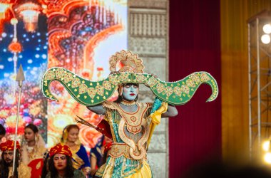 Gaziabad, Uttar Pradesh, Hindistan - 03 Ekim 2024: Hintli sanatçıların portresi Ramlila 'da ramayana adlı Hintli kutsal kitap karakterlerini canlandırıyor..   