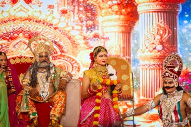 Gaziabad, Uttar Pradesh, Hindistan - 03 Ekim 2024: Hintli sanatçıların portresi Ramlila 'da ramayana adlı Hintli kutsal kitap karakterlerini canlandırıyor..   