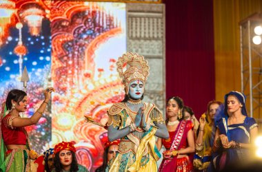Gaziabad, Uttar Pradesh, Hindistan - 03 Ekim 2024: Hintli sanatçıların portresi Ramlila 'da ramayana adlı Hintli kutsal kitap karakterlerini canlandırıyor..   