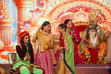 Gaziabad, Uttar Pradesh, Hindistan - 03 Ekim 2024: Hintli sanatçıların portresi Ramlila 'da ramayana adlı Hintli kutsal kitap karakterlerini canlandırıyor..   