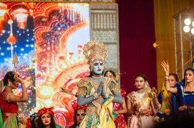 Gaziabad, Uttar Pradesh, Hindistan - 03 Ekim 2024: Hintli sanatçıların portresi Ramlila 'da ramayana adlı Hintli kutsal kitap karakterlerini canlandırıyor..   