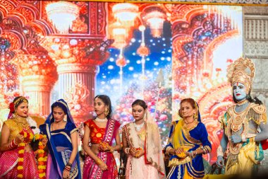 Gaziabad, Uttar Pradesh, Hindistan - 03 Ekim 2024: Hintli sanatçıların portresi Ramlila 'da ramayana adlı Hintli kutsal kitap karakterlerini canlandırıyor..   