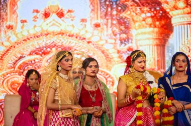 Gaziabad, Uttar Pradesh, Hindistan - 03 Ekim 2024: Hintli sanatçıların portresi Ramlila 'da ramayana adlı Hintli kutsal kitap karakterlerini canlandırıyor..   