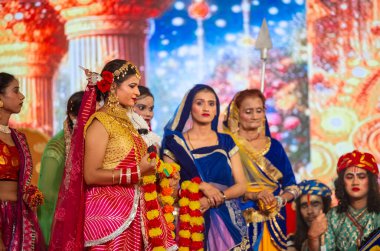 Gaziabad, Uttar Pradesh, Hindistan - 03 Ekim 2024: Hintli sanatçıların portresi Ramlila 'da ramayana adlı Hintli kutsal kitap karakterlerini canlandırıyor..   