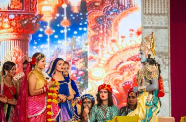 Gaziabad, Uttar Pradesh, Hindistan - 03 Ekim 2024: Hintli sanatçıların portresi Ramlila 'da ramayana adlı Hintli kutsal kitap karakterlerini canlandırıyor..   