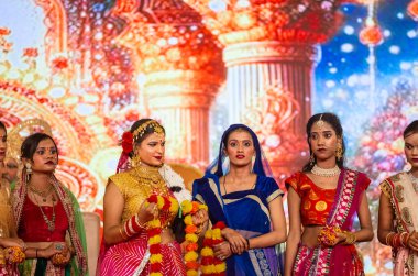 Gaziabad, Uttar Pradesh, Hindistan - 03 Ekim 2024: Hintli sanatçıların portresi Ramlila 'da ramayana adlı Hintli kutsal kitap karakterlerini canlandırıyor..   