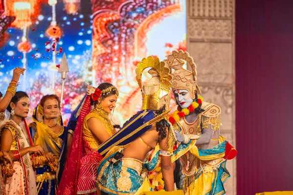 Gaziabad, Uttar Pradesh, Hindistan - 03 Ekim 2024: Hintli sanatçıların portresi Ramlila 'da ramayana adlı Hintli kutsal kitap karakterlerini canlandırıyor..   