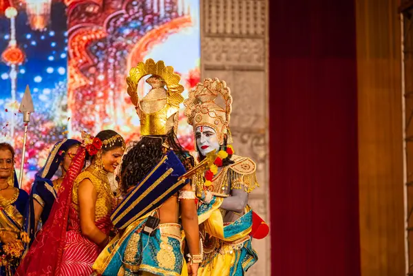 Gaziabad, Uttar Pradesh, Hindistan - 03 Ekim 2024: Hintli sanatçıların portresi Ramlila 'da ramayana adlı Hintli kutsal kitap karakterlerini canlandırıyor..   