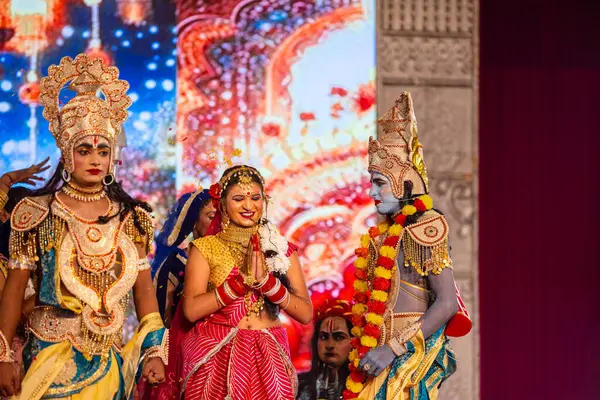 Gaziabad, Uttar Pradesh, Hindistan - 03 Ekim 2024: Hintli sanatçıların portresi Ramlila 'da ramayana adlı Hintli kutsal kitap karakterlerini canlandırıyor..   