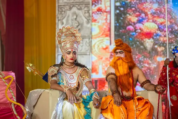 Gaziabad, Uttar Pradesh, Hindistan - 03 Ekim 2024: Hintli sanatçıların portresi Ramlila 'da ramayana adlı Hintli kutsal kitap karakterlerini canlandırıyor..   