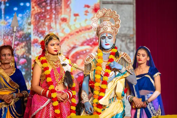 Gaziabad, Uttar Pradesh, Hindistan - 03 Ekim 2024: Hintli sanatçıların portresi Ramlila 'da ramayana adlı Hintli kutsal kitap karakterlerini canlandırıyor..   