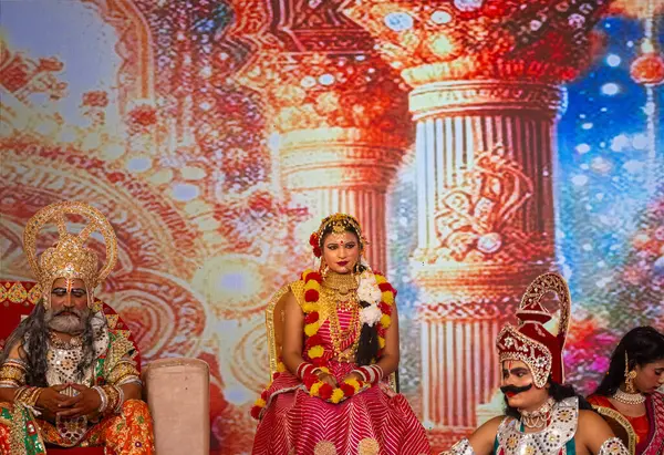 Gaziabad, Uttar Pradesh, Hindistan - 03 Ekim 2024: Hintli sanatçıların portresi Ramlila 'da ramayana adlı Hintli kutsal kitap karakterlerini canlandırıyor..   