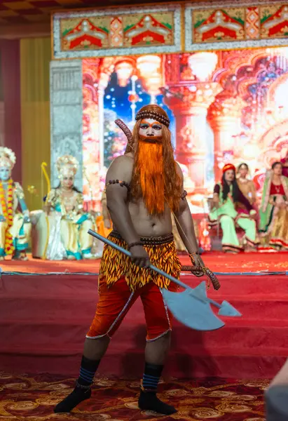 Gaziabad, Uttar Pradesh, Hindistan - 03 Ekim 2024: Hintli sanatçıların portresi Ramlila 'da ramayana adlı Hintli kutsal kitap karakterlerini canlandırıyor..   