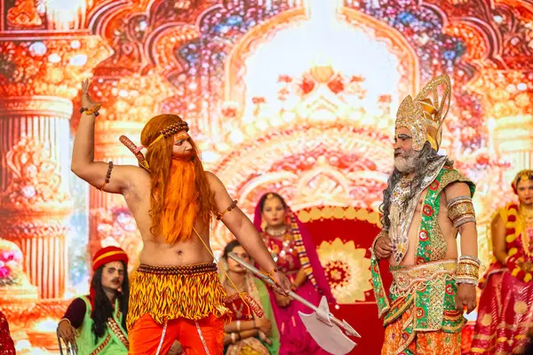 Gaziabad, Uttar Pradesh, Hindistan - 03 Ekim 2024: Hintli sanatçıların portresi Ramlila 'da ramayana adlı Hintli kutsal kitap karakterlerini canlandırıyor..   