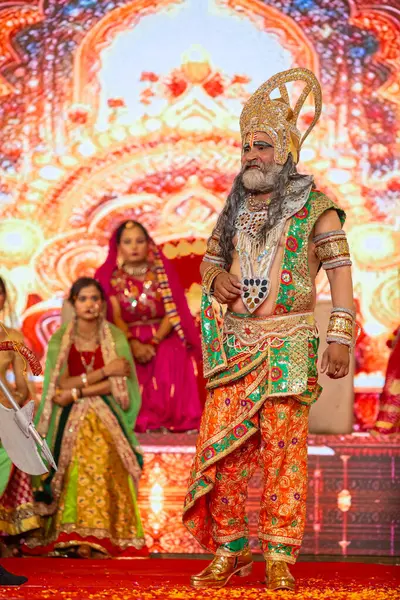 Gaziabad, Uttar Pradesh, Hindistan - 03 Ekim 2024: Hintli sanatçıların portresi Ramlila 'da ramayana adlı Hintli kutsal kitap karakterlerini canlandırıyor..   