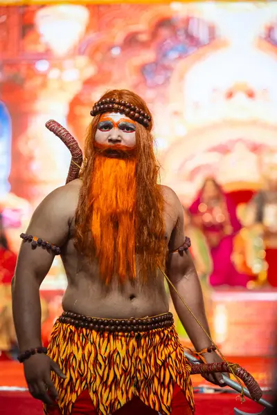 Gaziabad, Uttar Pradesh, Hindistan - 03 Ekim 2024: Hintli sanatçıların portresi Ramlila 'da ramayana adlı Hintli kutsal kitap karakterlerini canlandırıyor..   