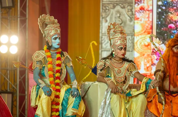 Gaziabad, Uttar Pradesh, Hindistan - 03 Ekim 2024: Hintli sanatçıların portresi Ramlila 'da ramayana adlı Hintli kutsal kitap karakterlerini canlandırıyor..   