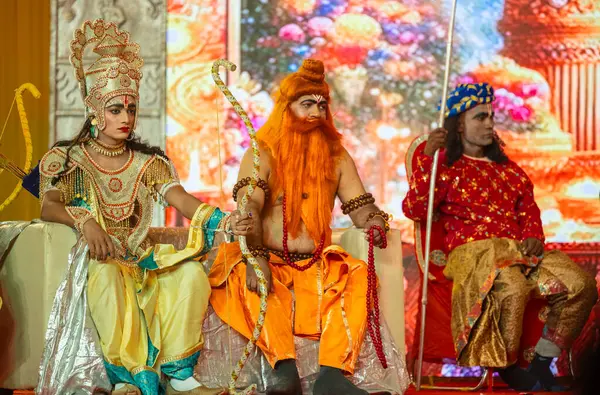 Gaziabad, Uttar Pradesh, Hindistan - 03 Ekim 2024: Hintli sanatçıların portresi Ramlila 'da ramayana adlı Hintli kutsal kitap karakterlerini canlandırıyor..   
