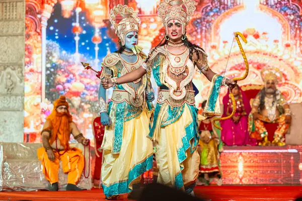 Gaziabad, Uttar Pradesh, Hindistan - 03 Ekim 2024: Hintli sanatçıların portresi Ramlila 'da ramayana adlı Hintli kutsal kitap karakterlerini canlandırıyor..   