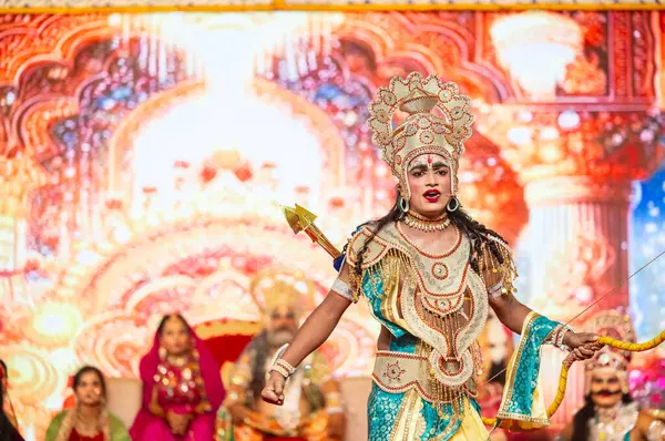 Gaziabad, Uttar Pradesh, Hindistan - 03 Ekim 2024: Hintli sanatçıların portresi Ramlila 'da ramayana adlı Hintli kutsal kitap karakterlerini canlandırıyor..   