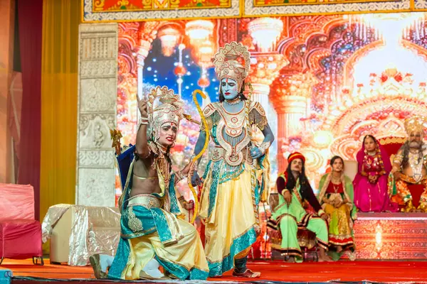 Gaziabad, Uttar Pradesh, Hindistan - 03 Ekim 2024: Hintli sanatçıların portresi Ramlila 'da ramayana adlı Hintli kutsal kitap karakterlerini canlandırıyor..   