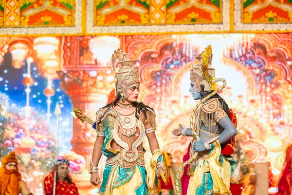 Gaziabad, Uttar Pradesh, Hindistan - 03 Ekim 2024: Hintli sanatçıların portresi Ramlila 'da ramayana adlı Hintli kutsal kitap karakterlerini canlandırıyor..   