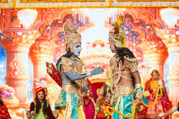 Gaziabad, Uttar Pradesh, Hindistan - 03 Ekim 2024: Hintli sanatçıların portresi Ramlila 'da ramayana adlı Hintli kutsal kitap karakterlerini canlandırıyor..   