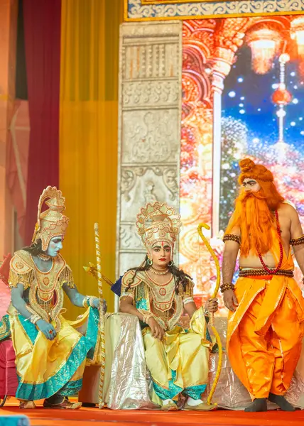 Gaziabad, Uttar Pradesh, Hindistan - 03 Ekim 2024: Hintli sanatçıların portresi Ramlila 'da ramayana adlı Hintli kutsal kitap karakterlerini canlandırıyor..   