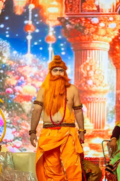 Gaziabad, Uttar Pradesh, Hindistan - 03 Ekim 2024: Hintli sanatçıların portresi Ramlila 'da ramayana adlı Hintli kutsal kitap karakterlerini canlandırıyor..   