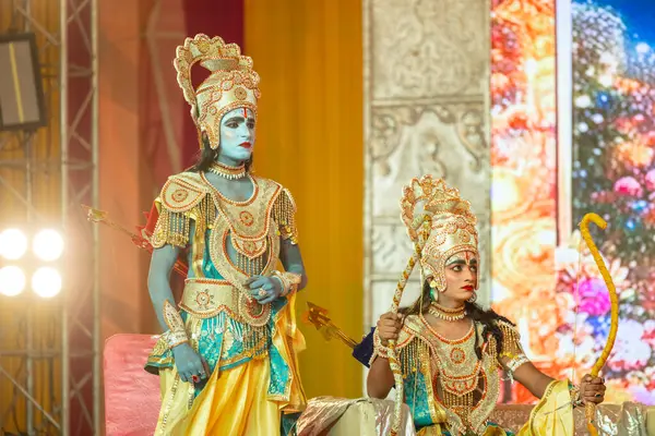 Gaziabad, Uttar Pradesh, Hindistan - 03 Ekim 2024: Hintli sanatçıların portresi Ramlila 'da ramayana adlı Hintli kutsal kitap karakterlerini canlandırıyor..   
