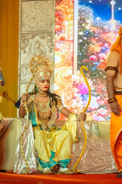 Gaziabad, Uttar Pradesh, Hindistan - 03 Ekim 2024: Hintli sanatçıların portresi Ramlila 'da ramayana adlı Hintli kutsal kitap karakterlerini canlandırıyor..   