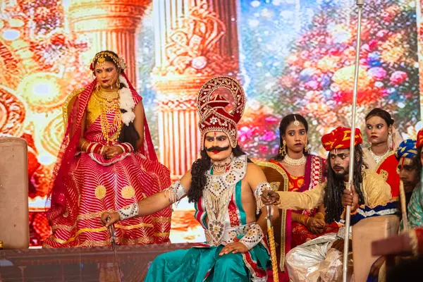 Gaziabad, Uttar Pradesh, Hindistan - 03 Ekim 2024: Hintli sanatçıların portresi Ramlila 'da ramayana adlı Hintli kutsal kitap karakterlerini canlandırıyor..   