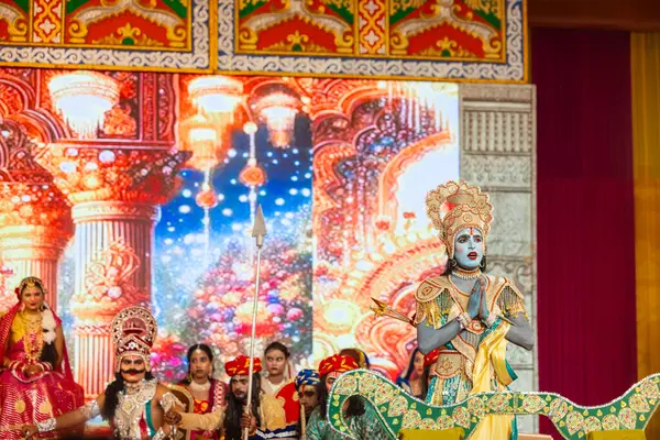 Gaziabad, Uttar Pradesh, Hindistan - 03 Ekim 2024: Hintli sanatçıların portresi Ramlila 'da ramayana adlı Hintli kutsal kitap karakterlerini canlandırıyor..   