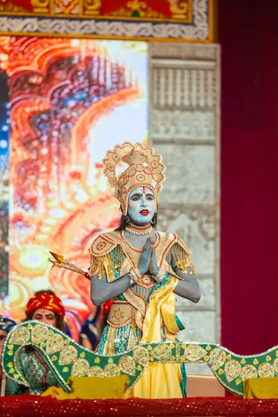 Gaziabad, Uttar Pradesh, Hindistan - 03 Ekim 2024: Hintli sanatçıların portresi Ramlila 'da ramayana adlı Hintli kutsal kitap karakterlerini canlandırıyor..   