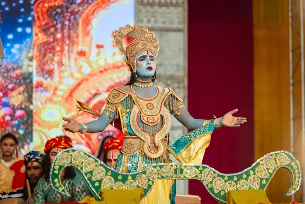 Gaziabad, Uttar Pradesh, Hindistan - 03 Ekim 2024: Hintli sanatçıların portresi Ramlila 'da ramayana adlı Hintli kutsal kitap karakterlerini canlandırıyor..   
