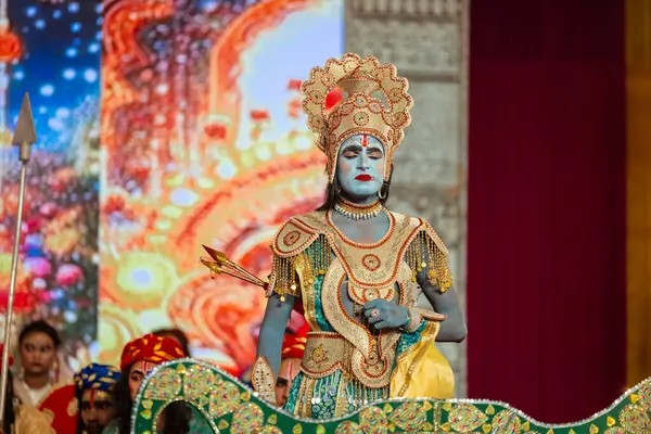 Gaziabad, Uttar Pradesh, Hindistan - 03 Ekim 2024: Hintli sanatçıların portresi Ramlila 'da ramayana adlı Hintli kutsal kitap karakterlerini canlandırıyor..   