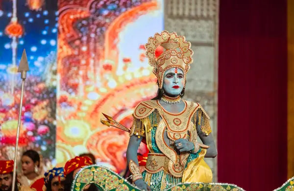 Gaziabad, Uttar Pradesh, Hindistan - 03 Ekim 2024: Hintli sanatçıların portresi Ramlila 'da ramayana adlı Hintli kutsal kitap karakterlerini canlandırıyor..   