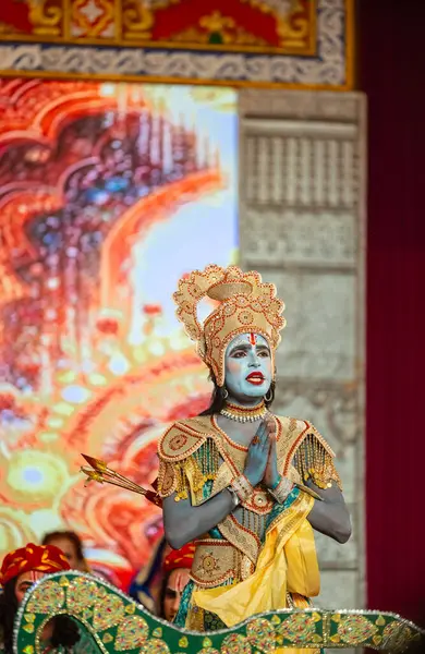 Gaziabad, Uttar Pradesh, Hindistan - 03 Ekim 2024: Hintli sanatçıların portresi Ramlila 'da ramayana adlı Hintli kutsal kitap karakterlerini canlandırıyor..   
