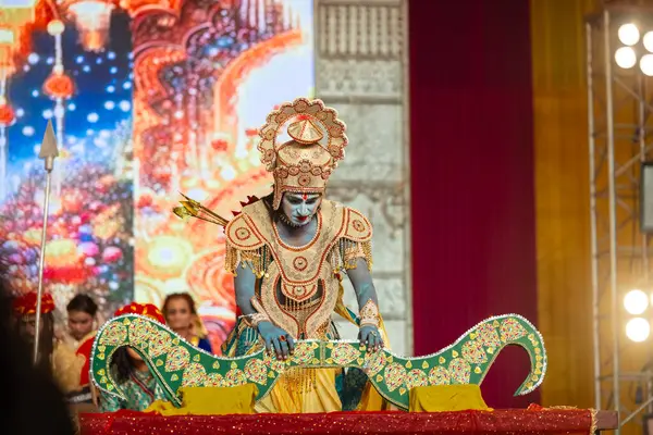 Gaziabad, Uttar Pradesh, Hindistan - 03 Ekim 2024: Hintli sanatçıların portresi Ramlila 'da ramayana adlı Hintli kutsal kitap karakterlerini canlandırıyor..   