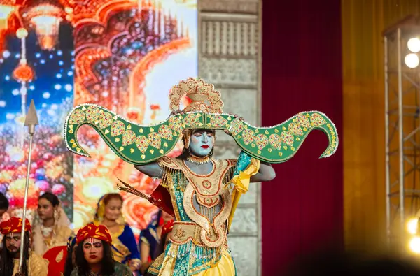 Gaziabad, Uttar Pradesh, Hindistan - 03 Ekim 2024: Hintli sanatçıların portresi Ramlila 'da ramayana adlı Hintli kutsal kitap karakterlerini canlandırıyor..   