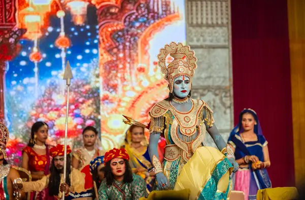 Gaziabad, Uttar Pradesh, Hindistan - 03 Ekim 2024: Hintli sanatçıların portresi Ramlila 'da ramayana adlı Hintli kutsal kitap karakterlerini canlandırıyor..   