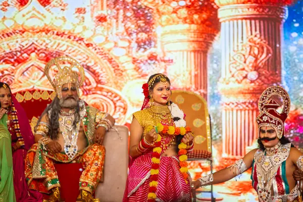 Gaziabad, Uttar Pradesh, Hindistan - 03 Ekim 2024: Hintli sanatçıların portresi Ramlila 'da ramayana adlı Hintli kutsal kitap karakterlerini canlandırıyor..   