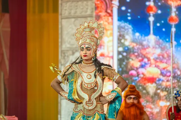 Gaziabad, Uttar Pradesh, Hindistan - 03 Ekim 2024: Hintli sanatçıların portresi Ramlila 'da ramayana adlı Hintli kutsal kitap karakterlerini canlandırıyor..   